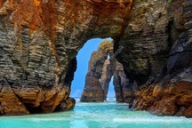 Bãi biển nổi tiếng với những vòm đá lạ mắt