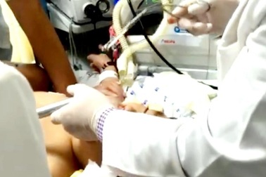 Cuộc chuyển viện lúc nửa đêm cứu cậu bé bị nghẽn đường thở