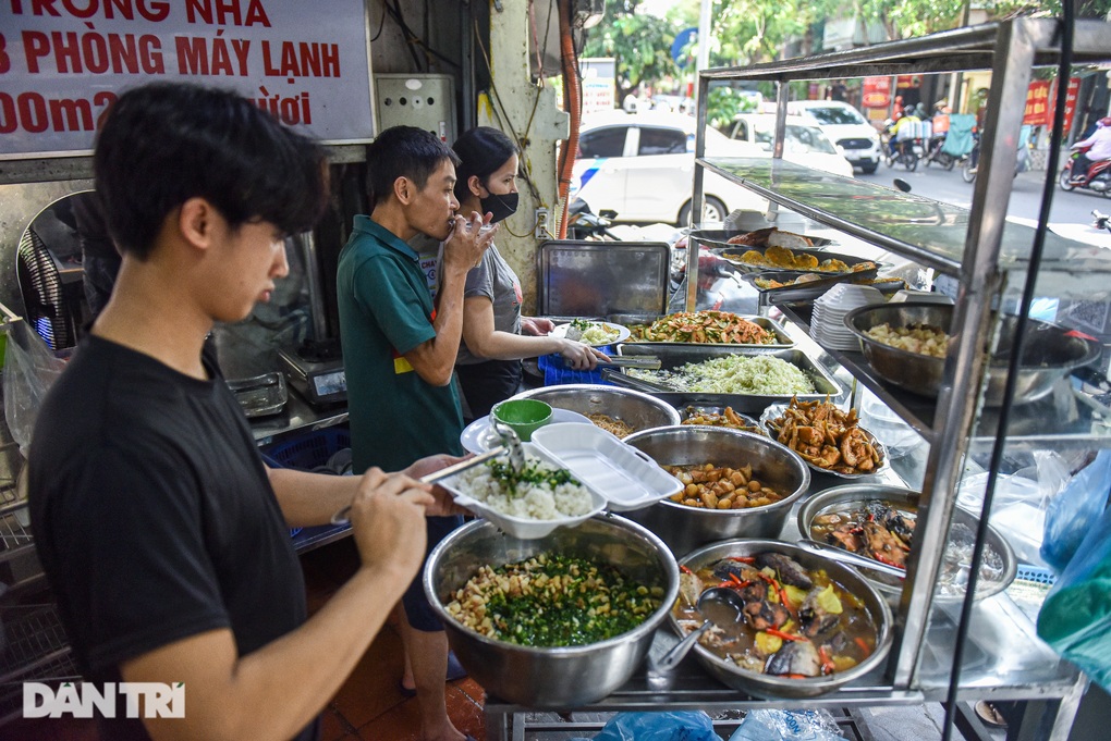 Quán cơm tấm miền Tây chỉ bán 7 tiếng một ngày, hết hơn 700 suất ở Hà Nội - 2 Quán cơm tấm miền Tây chỉ bán 7 tiếng một ngày, hết hơn 700 suất ở Hà Nội - 2