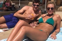Vợ Steven Gerrard diện bikini khoe dáng bỏng mắt