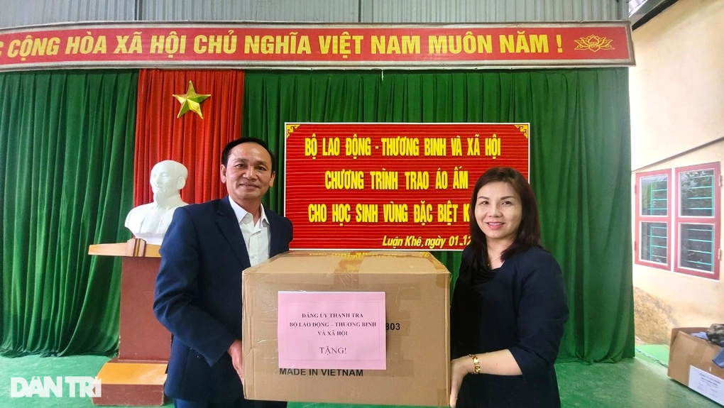 Nhiều phần quà ý nghĩa của Đảng ủy Bộ LĐ-TBXH đến học sinh khó khăn - 4 Nhiều phần quà ý nghĩa của Đảng ủy Bộ LĐ-TBXH đến học sinh khó khăn - 4