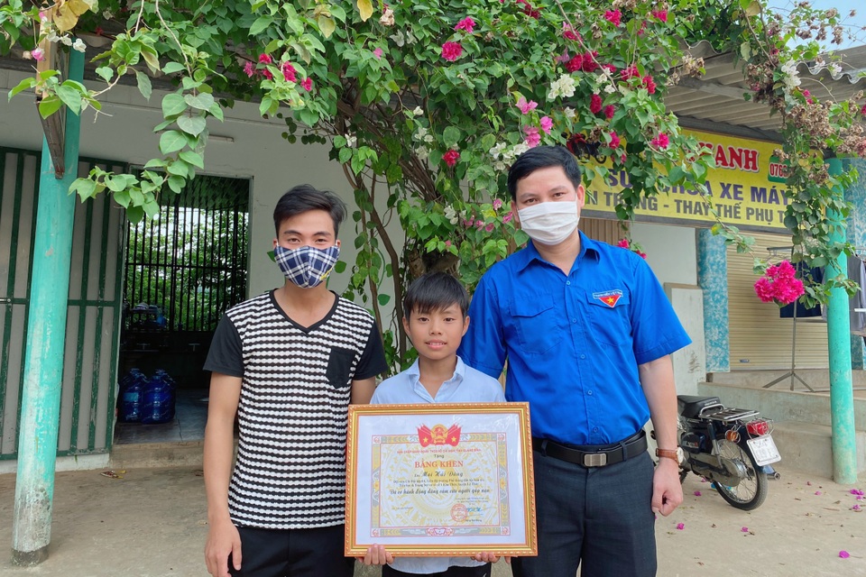 Học sinh lớp 6 dũng cảm cứu người đuối nước được tặng Bằng khen - 1 Học sinh lớp 6 dũng cảm cứu người đuối nước được tặng Bằng khen - 1