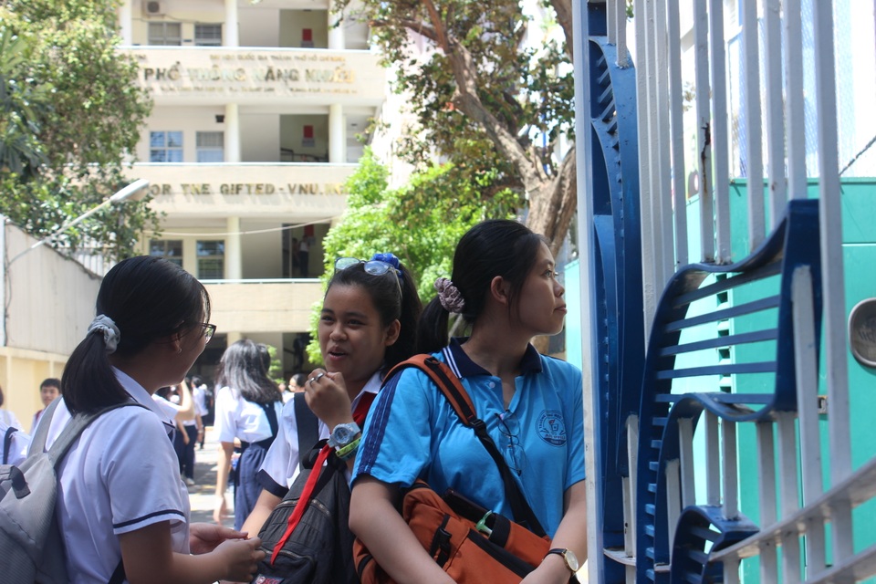 Thí sinh nhận định đề Văn chuyên vào Phổ thông Năng khiếu nhẹ nhàng - 4 Thí sinh nhận định đề Văn chuyên vào Phổ thông Năng khiếu nhẹ nhàng - 4
