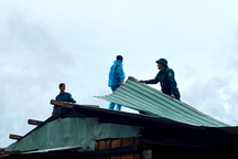 Lực lượng dân quân, xung kích giúp dân sửa nhà sau bão Noru