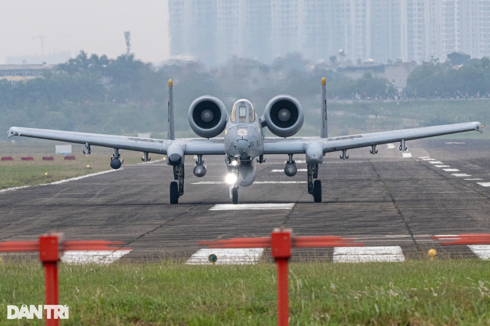 View - Máy bay cường kích A-10 Thunderbolt II của Mỹ hạ cánh xuống sân bay Gia Lâm | Báo Dân trí