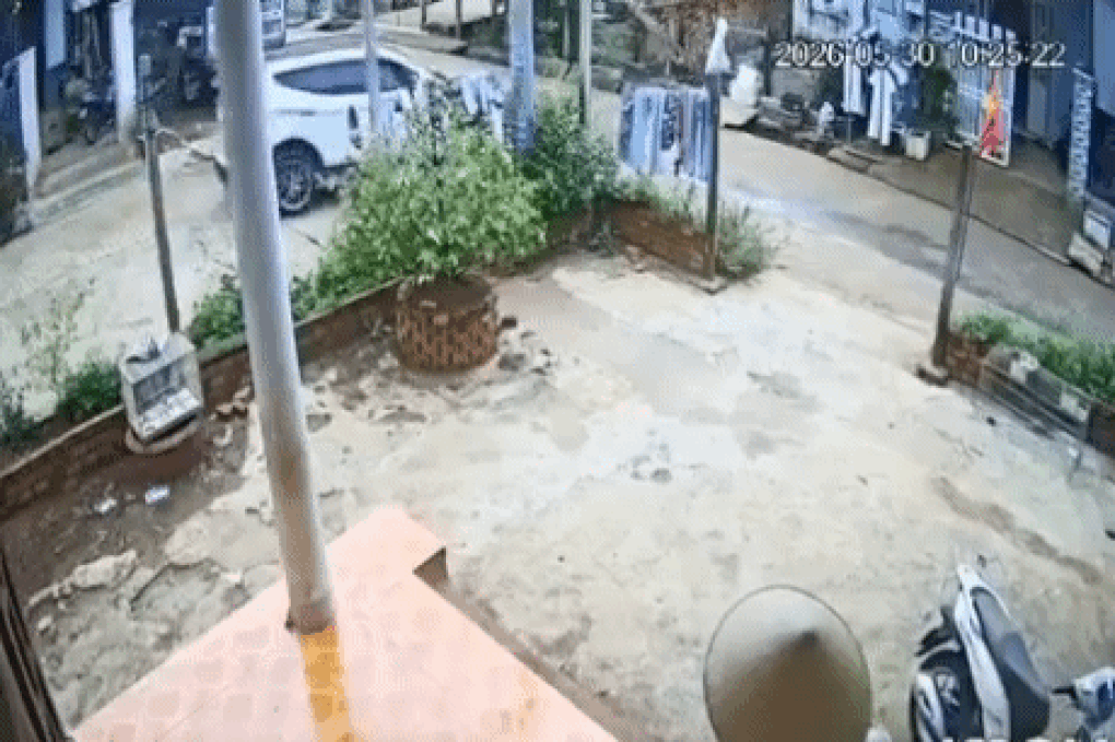 Bé trai 12 tuổi tự lấy ô tô của người dân, lái qua nhiều con hẻm - 2