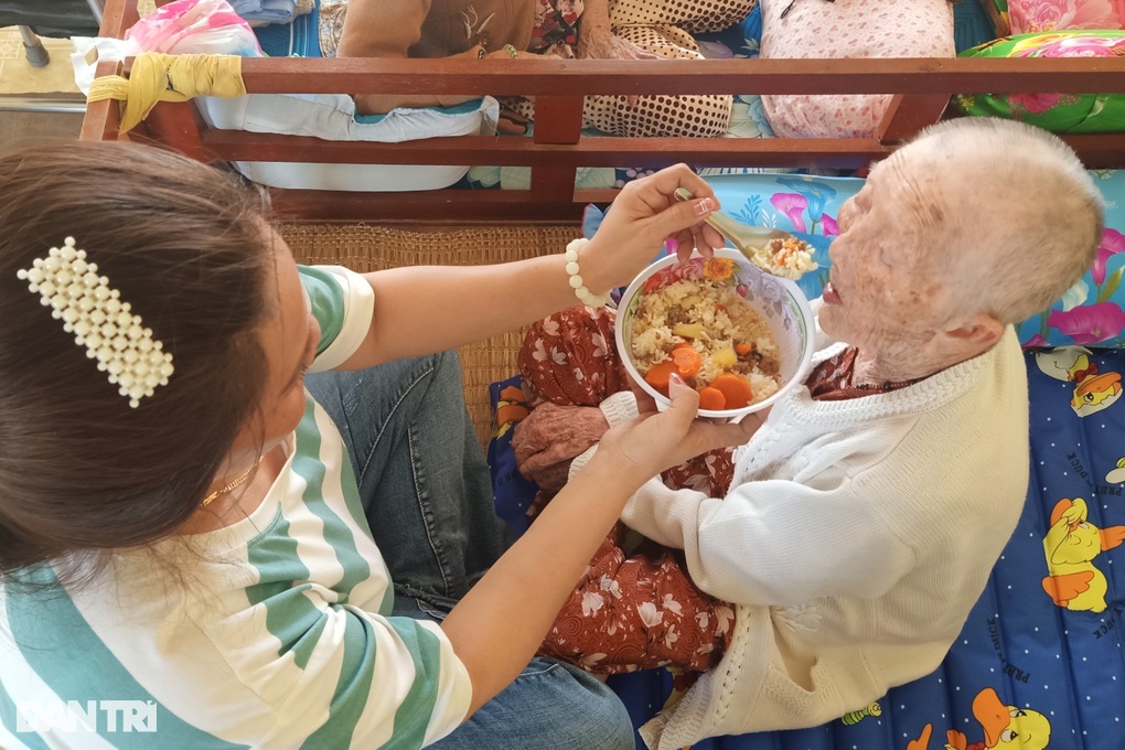 Những người lo cho con người ta, bố mẹ người ta hơn người nhà mình - 1 Những người lo cho con người ta, bố mẹ người ta hơn người nhà mình - 1