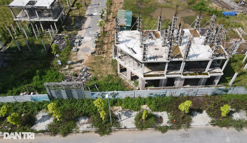 Cảnh tê liệt ở dự án FLC Premier Parc sau khi ông Trịnh Văn Quyết bị bắt - 5 Cảnh tê liệt ở dự án FLC Premier Parc sau khi ông Trịnh Văn Quyết bị bắt - 5