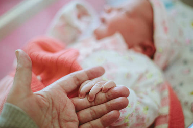 Có đúng là phải rửa tay trước khi bế em bé sơ sinh?