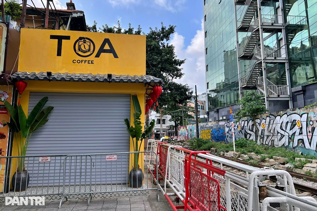 Cầu thủ Dortmund tự ý lấy bàn ghế rồi check-in cà phê đường tàu Hà Nội? - 1 Cầu thủ Dortmund tự ý lấy bàn ghế rồi check-in cà phê đường tàu Hà Nội? - 1