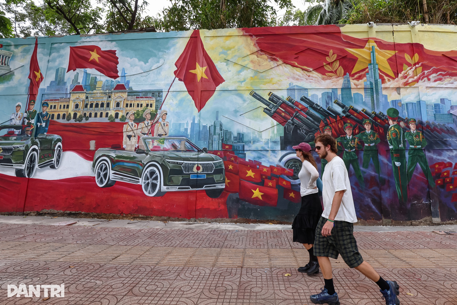 Chiêm ngưỡng bức tranh bích hoạ dài 300m trên đường phố TPHCM - 2 Chiêm ngưỡng bức tranh bích hoạ dài 300m trên đường phố TPHCM - 2