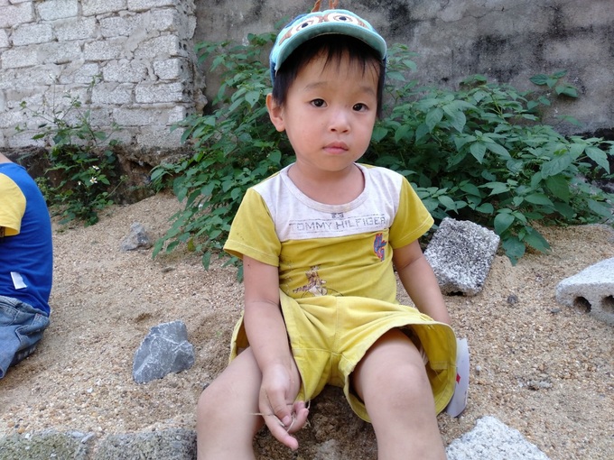 Bố đi tù vì nghiện ma túy, mẹ nguy kịch vì tai nạn giao thông, 3 đứa trẻ hàng ngày ngồi đầu ngõ ngóng chờ mẹ trong nước mắt - Ảnh 4. Bố đi tù vì nghiện ma túy, mẹ nguy kịch vì tai nạn giao thông, 3 đứa trẻ hàng ngày ngồi đầu ngõ ngóng chờ mẹ trong nước mắt - Ảnh 4.