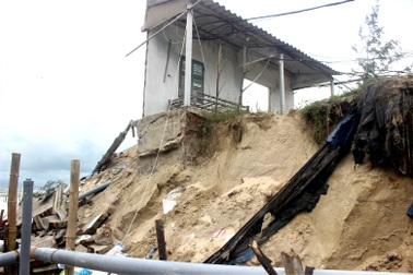 Tan hoang bờ biển ở xã đảo Tam Hải