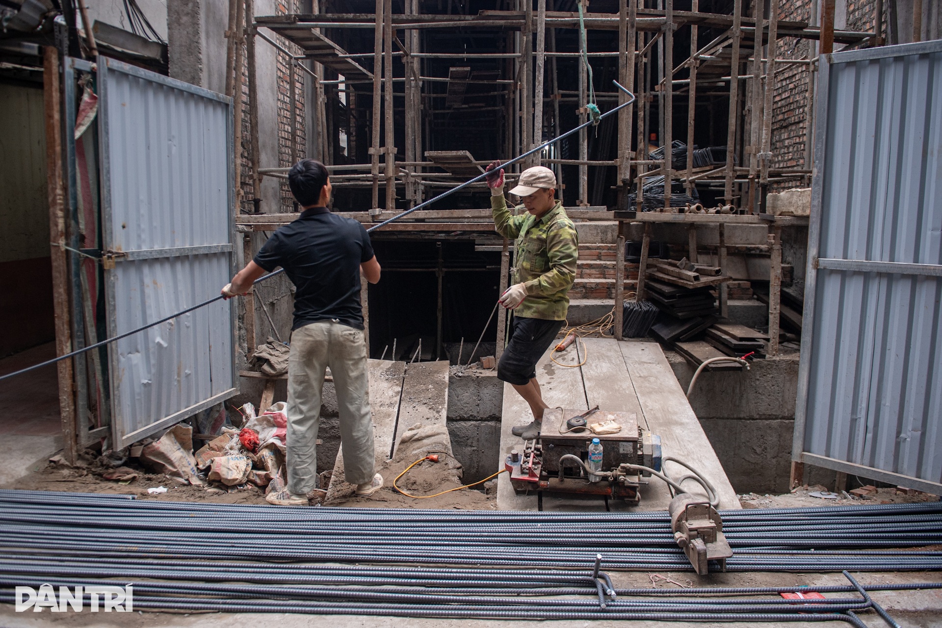 Hiểm nguy từ giàn giáo xây dựng treo lơ lửng trên đầu người dân Thủ đô - 9 Hiểm nguy từ giàn giáo xây dựng treo lơ lửng trên đầu người dân Thủ đô - 9