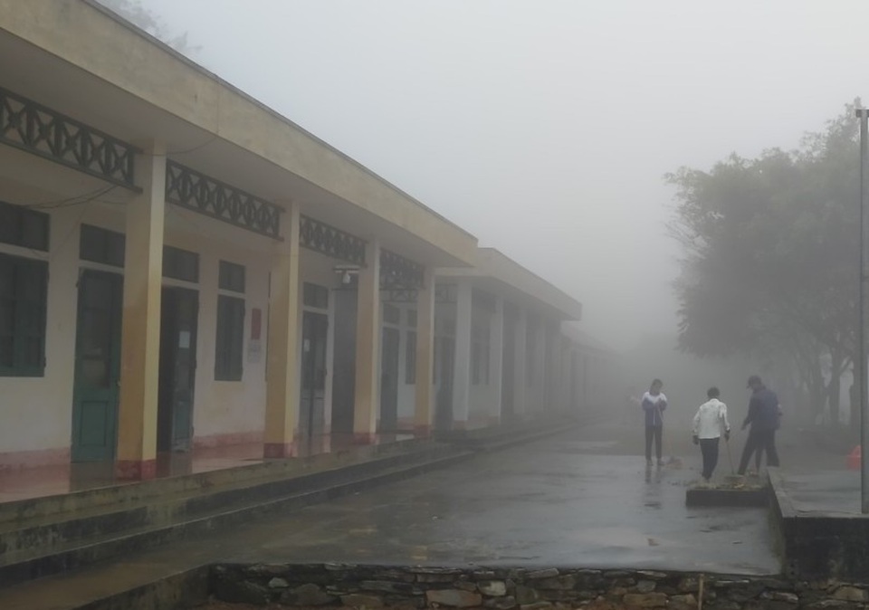 Hàng nghìn hộ dân vẫn đang phải “sống trong bóng tối” - 2 Hàng nghìn hộ dân vẫn đang phải “sống trong bóng tối” - 2