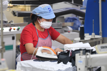 Bị sa thải tuổi xế chiều, công nhân U50 trắng đêm vật vã tìm việc mới