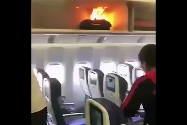 Pin dự phòng phát nổ và bốc cháy nghi ngút trong khoang hành lý máy bay