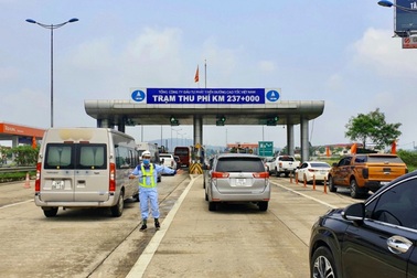 Xe kinh doanh "giả mạo" chở hàng cứu trợ để "đòi" miễn phí đường bộ