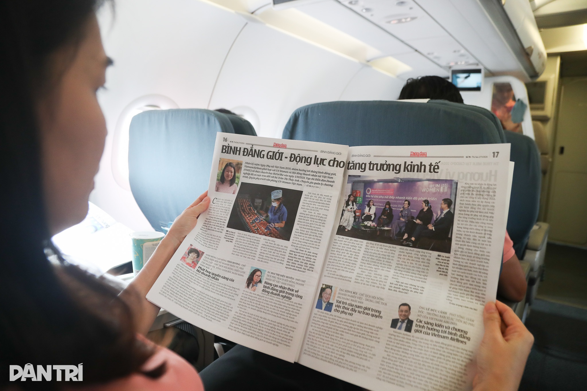 Hundrevis av passasjerer går sammen om å male flyet rosa for likestilling - 9 Hàng trăm hành khách chung tay tô hồng chuyến bay vì bình đẳng giới - 9