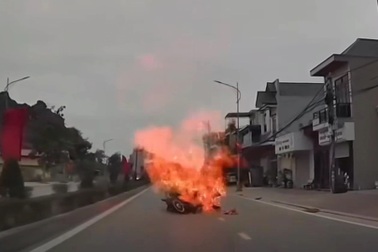 Xe máy va dải phân cách giữa, chùm bóng bay bốc cháy dữ dội