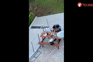 Cặp đôi ôm hôn đắm đuối nơi công cộng bất chấp lệnh cách ly