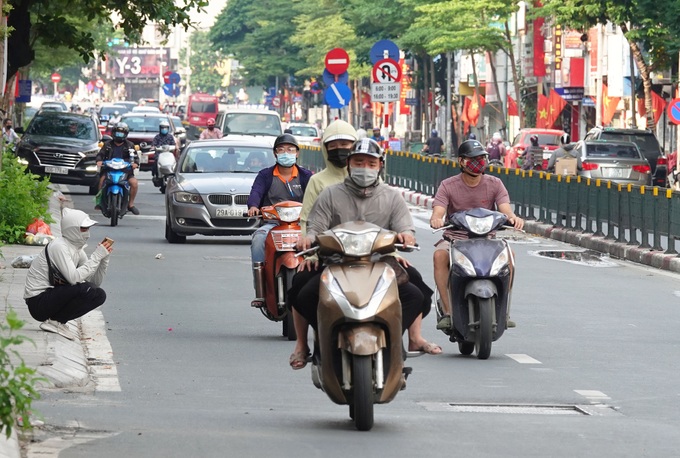 Hà Nội: Nhiều tuyến phố vẫn đông người ra đường - Ảnh 2.