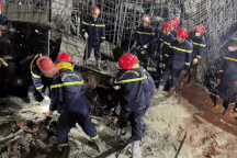 Cảnh sát dò âm, cắt thép, đào bê tông tìm nạn nhân vụ sập giàn giáo