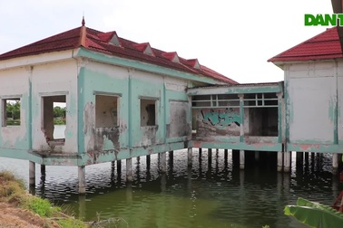 Hoang tàn nhà hàng nổi vang danh một thời ở TP Vinh