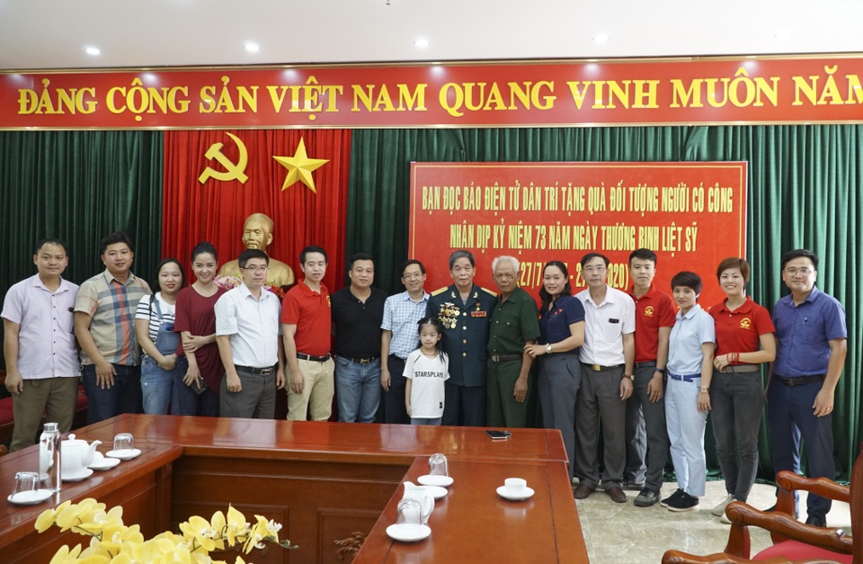 Bạn đọc Dân trí trao tặng 50 triệu đồng đến gia đình có công, nhân dịp 27/7 - 10 Bạn đọc Dân trí trao tặng 50 triệu đồng đến gia đình có công, nhân dịp 27/7 - 10