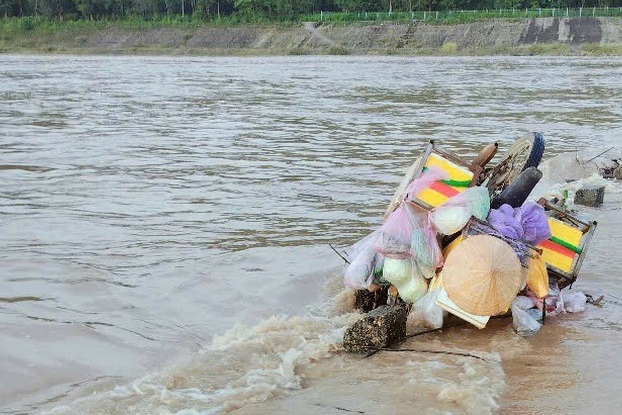 Mưu sinh lúc sáng sớm, người phụ nữ rơi xuống dòng nước lũ mất tích - 1