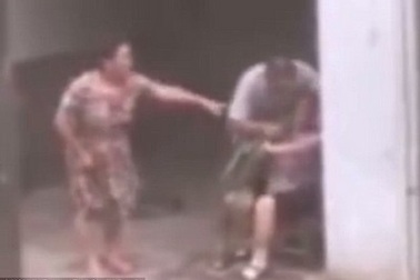 Bênh vợ, con trai ép buộc mẹ phải... ăn cỏ