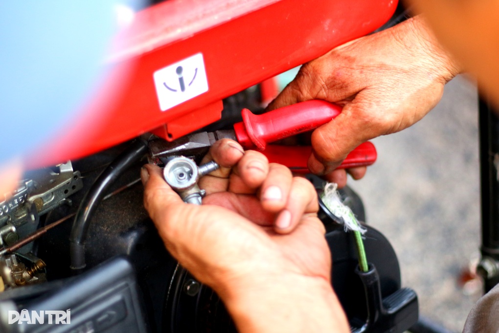 Mất điện sau bão Noru, người dân đôn đáo tìm nguồn điện - 2 Mất điện sau bão Noru, người dân đôn đáo tìm nguồn điện - 2