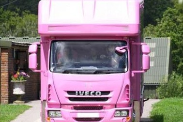 Cỗ xe màu hồng của siêu mẫu Jordan