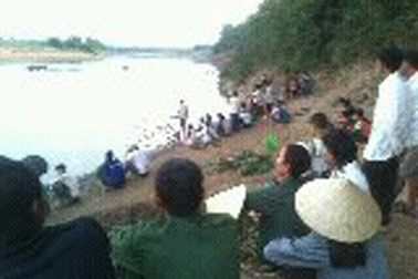 Một học sinh chết đuối khi bơi qua sông kiếm củi