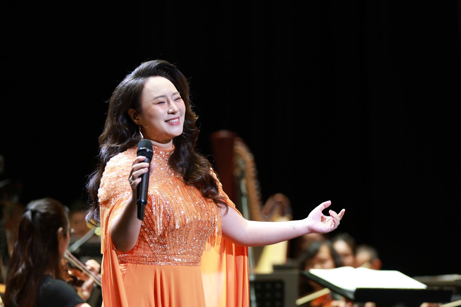 Diva My Linh ធ្វើឱ្យមានការរំជើបរំជួលពេលច្រៀងបទចម្រៀងរដូវស្លឹកឈើជ្រុះអមតៈបន្ទាប់ពីអាយុ ៣១ ឆ្នាំ - ៦ Diva Mỹ Linh gây sốt khi hát bản nhạc mùa thu bất hủ sau 31 năm - 6