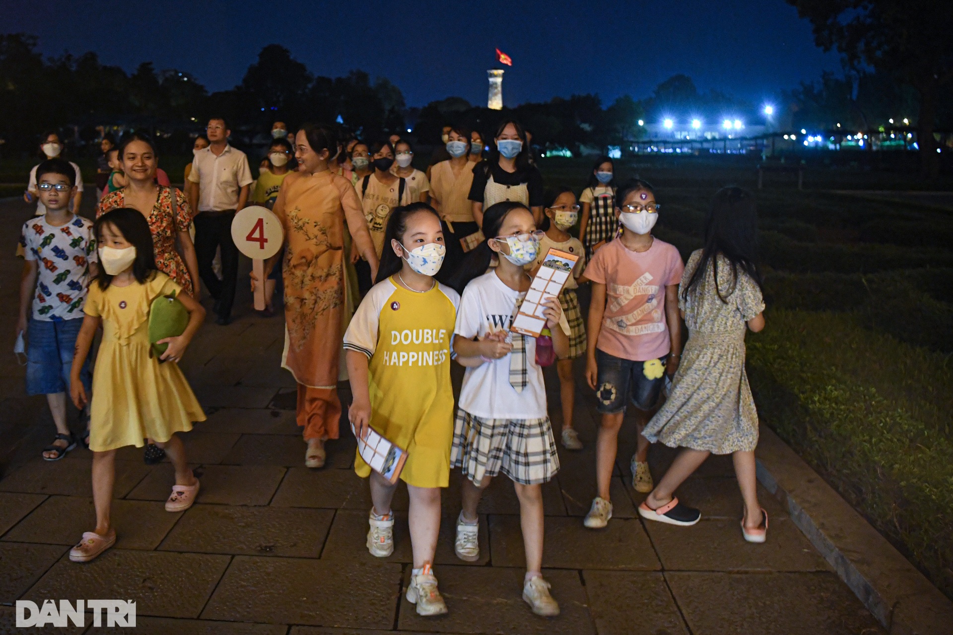 Chong đèn khám phá cấm cung nghìn năm tuổi ngay giữa Hà Nội lúc nửa đêm - 3 Chong đèn khám phá cấm cung nghìn năm tuổi ngay giữa Hà Nội lúc nửa đêm - 3