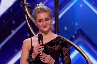 Nghệ sĩ uốn dẻo nâng đỡ toàn bộ sức nặng cơ thể bằng… răng