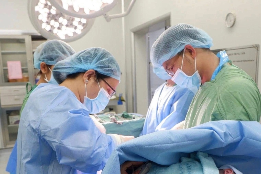Å gjenoppta livet for en mor med hjertestans etter fødselen - 1 Giành lại sự sống cho sản phụ ngừng tim sau sinh - 1
