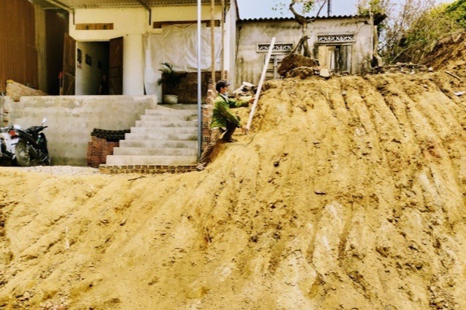 Lập phương án hỗ trợ các hộ dân khốn khổ vì nhà treo trên núi - 1