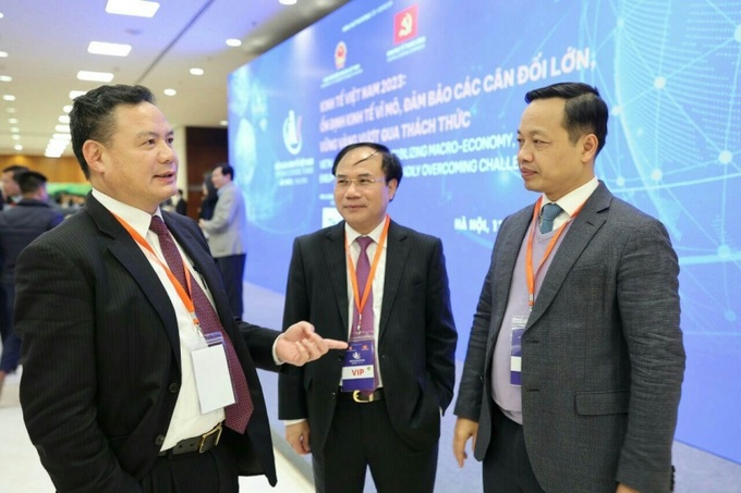 Thứ trưởng Lê Văn Thanh trao đổi với các đại biểu bên lề Diễn đàn Kinh tế Việt Nam lần thứ 5