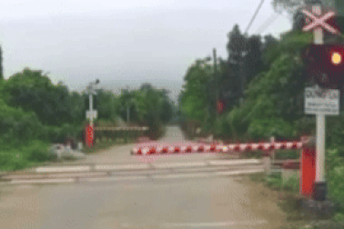 Gác chắn đường sắt tự động mở khi tàu hỏa đang lao tới