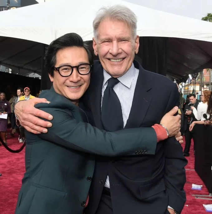 Quan Kế Huy không giấu được sự vui mừng khi hội ngộ Harrison Ford