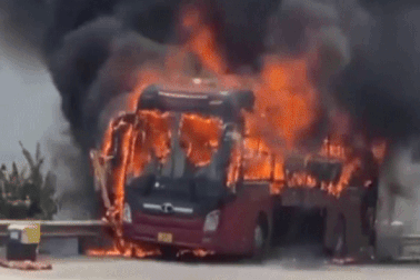 Xe khách chở 21 người bốc cháy dữ dội trên đèo Lò Xo