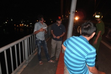 Bé gái 14 tuổi bỏ lại tư trang, nhảy sông Tiền tự vẫn