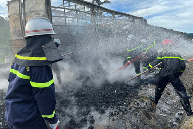 Xe chở than cà phê bốc cháy dữ dội