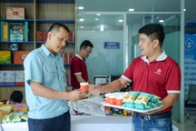 Người dân ngỡ ngàng khi được ăn uống miễn phí lúc chờ làm thủ tục ở Hà Nội