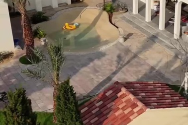 Không mua nổi chung cư Hà Nội, vợ chồng về quê làm nhà có hồ bơi như resort