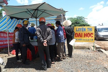 “Lò” luyện thi nhộn nhịp vào mùa