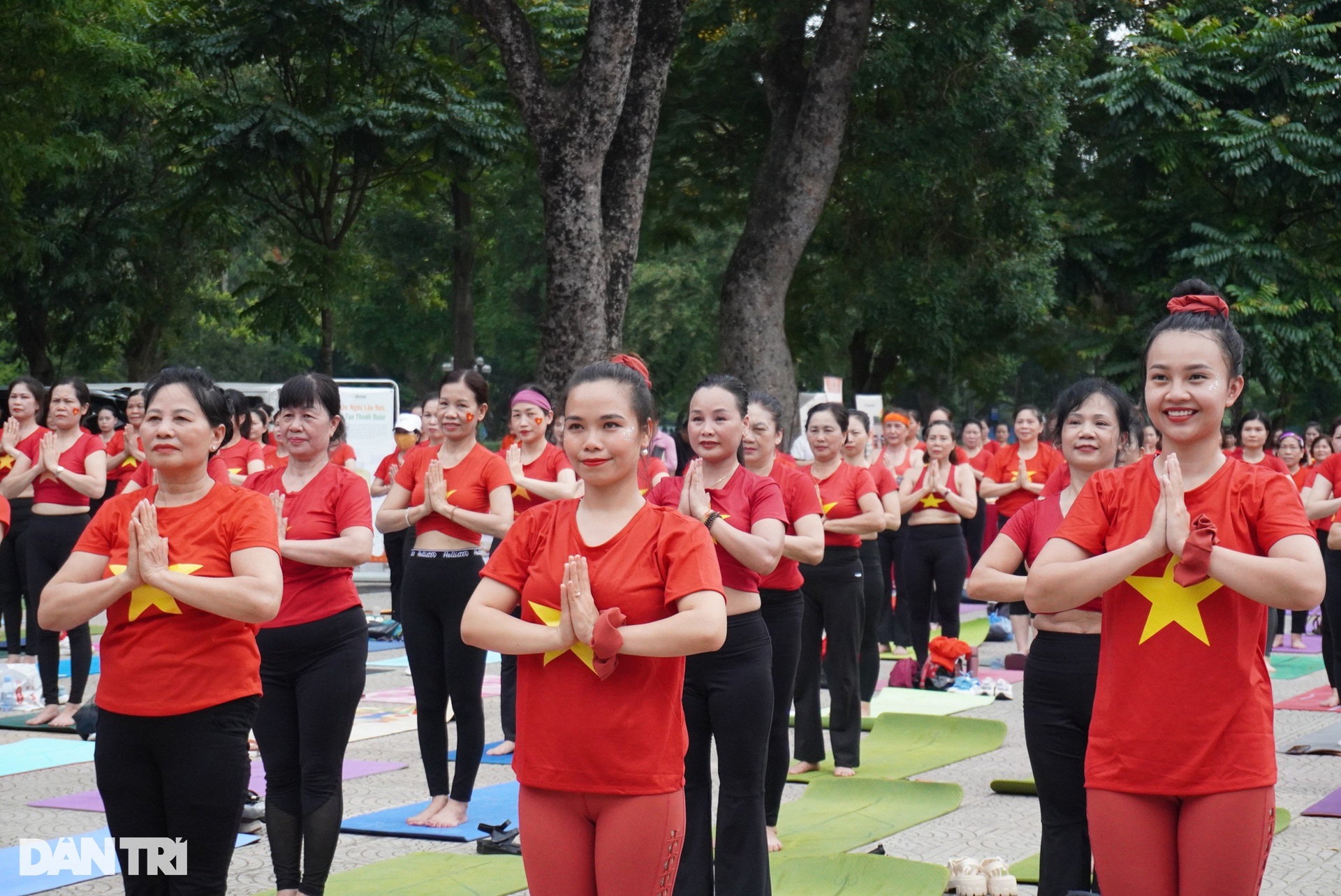 Ấn tượng màn đồng diễn yoga của 2.000 người ở Hà Nội - 10