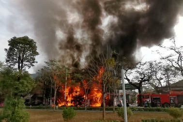 Cháy lớn tại quán karaoke rộng hàng trăm m2 ở Hải Phòng